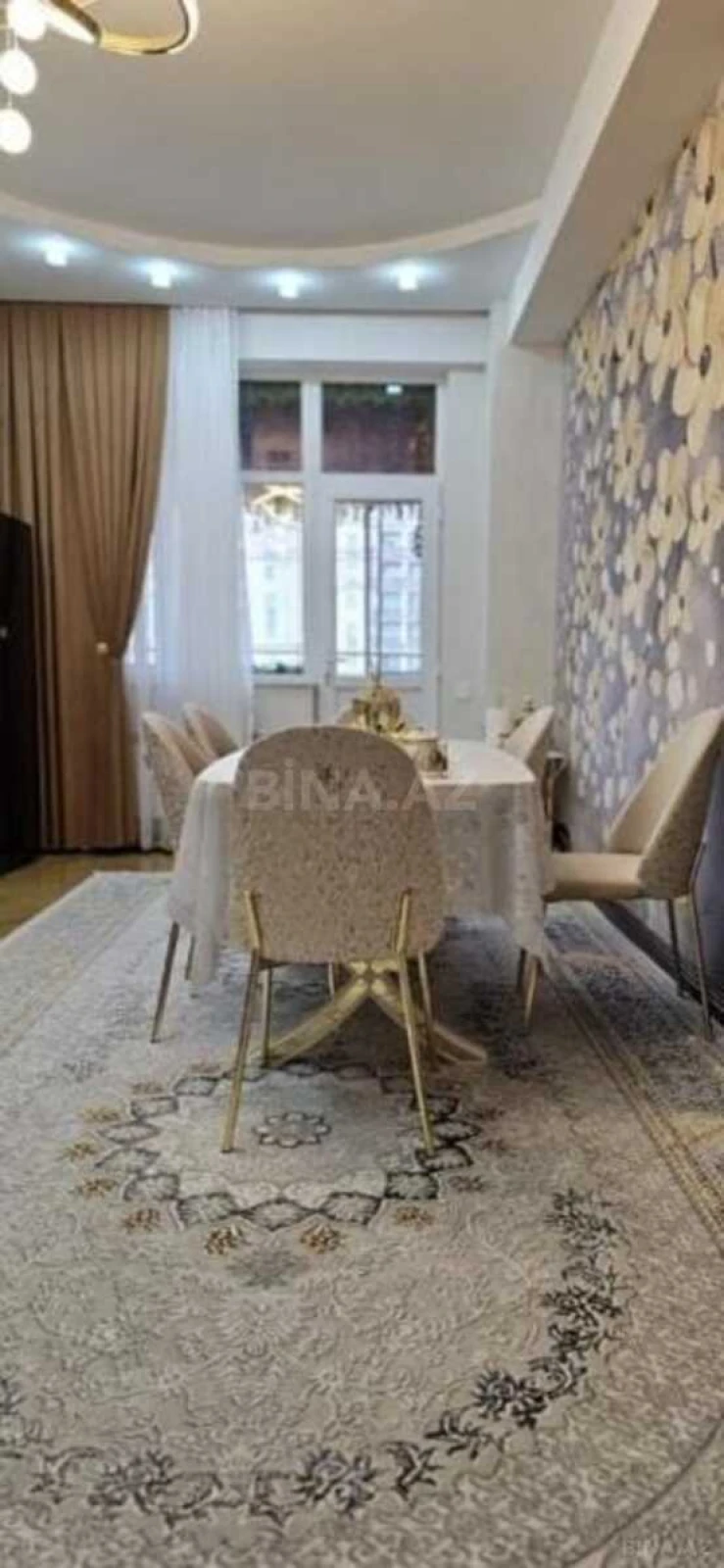 Satılır 4 otaqlı mənzil 240 m²