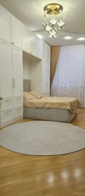 Satılır 4 otaqlı mənzil 240 m²