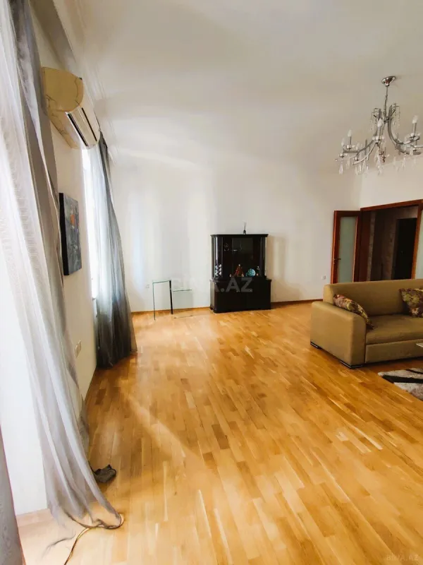 Kirayə verilir 3 otaqlı mənzil 150 m²