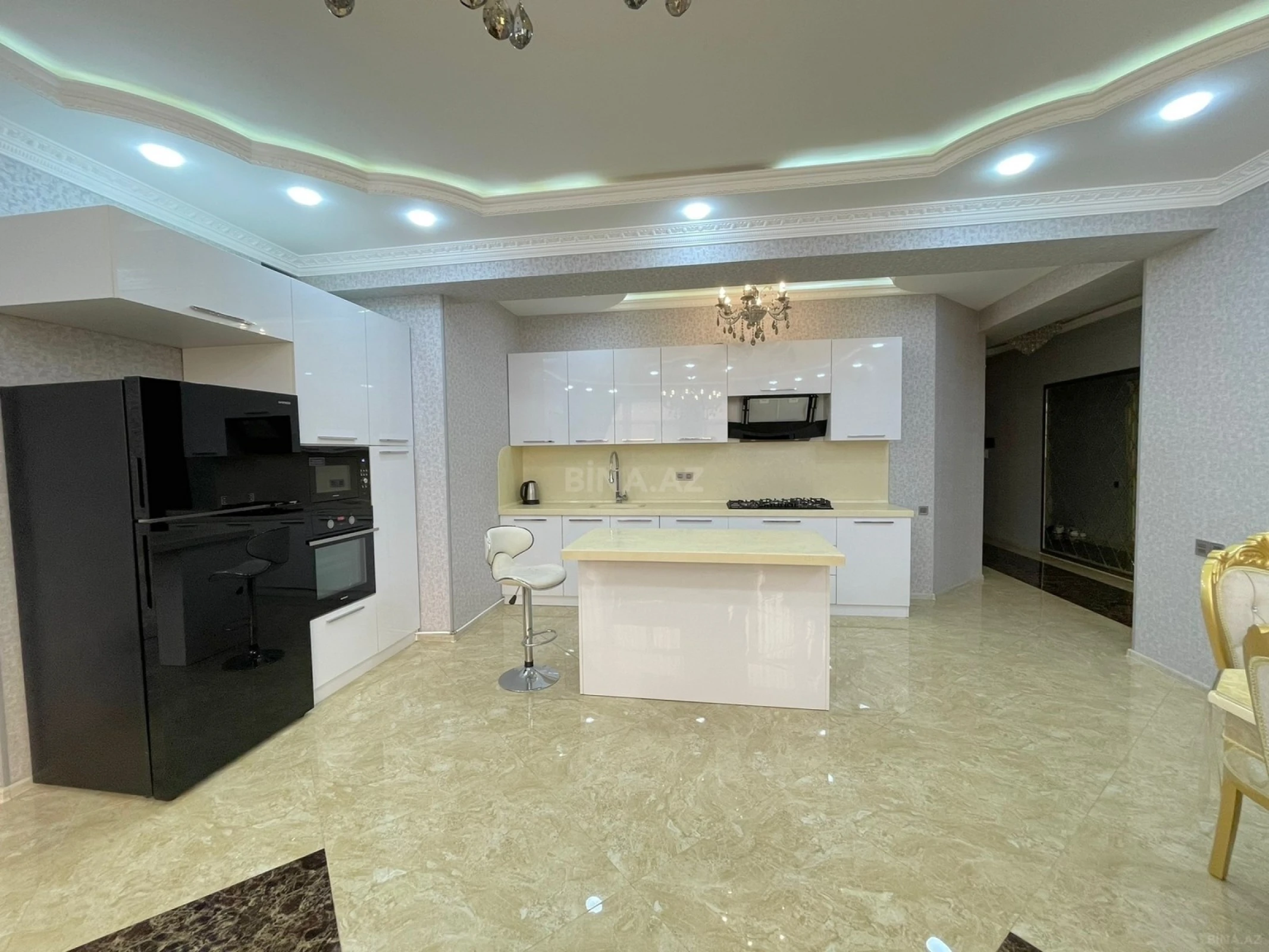 Kirayə verilir 2 otaqlı mənzil 102 m²