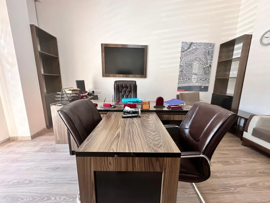 Kirayə verilir 2 otaqlı ofis 83 m²