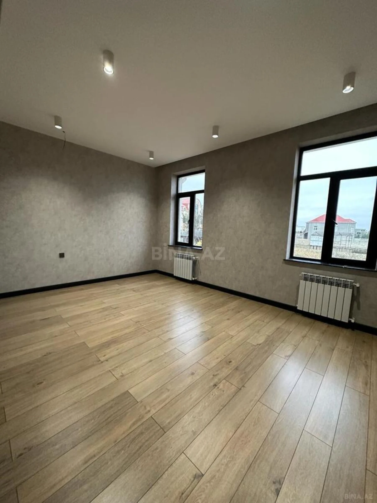 Satılır 6 otaqlı həyət evi 400 m²