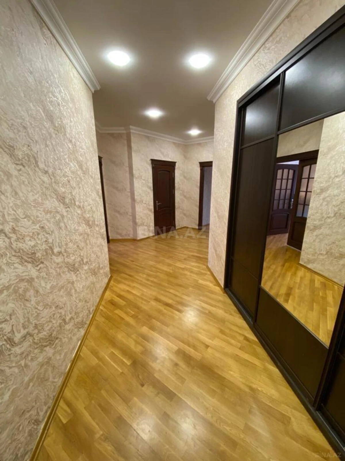 Kirayə verilir 3 otaqlı mənzil 165 m²
