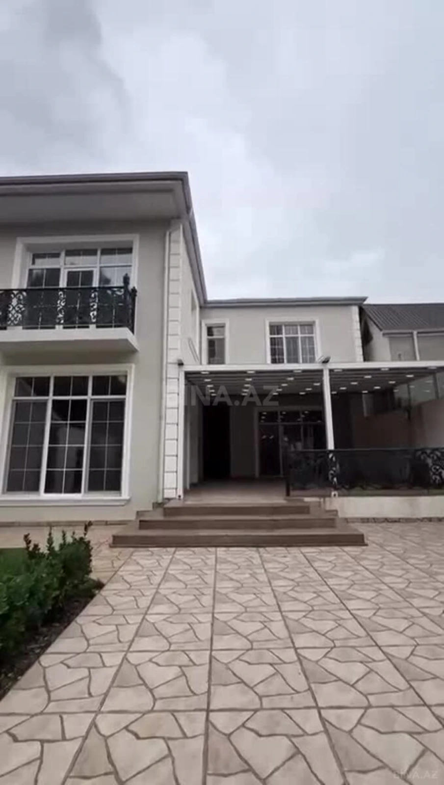 Satılır 5 otaqlı həyət evi 350 m²