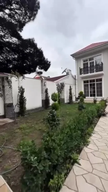 Satılır 5 otaqlı həyət evi 350 m²