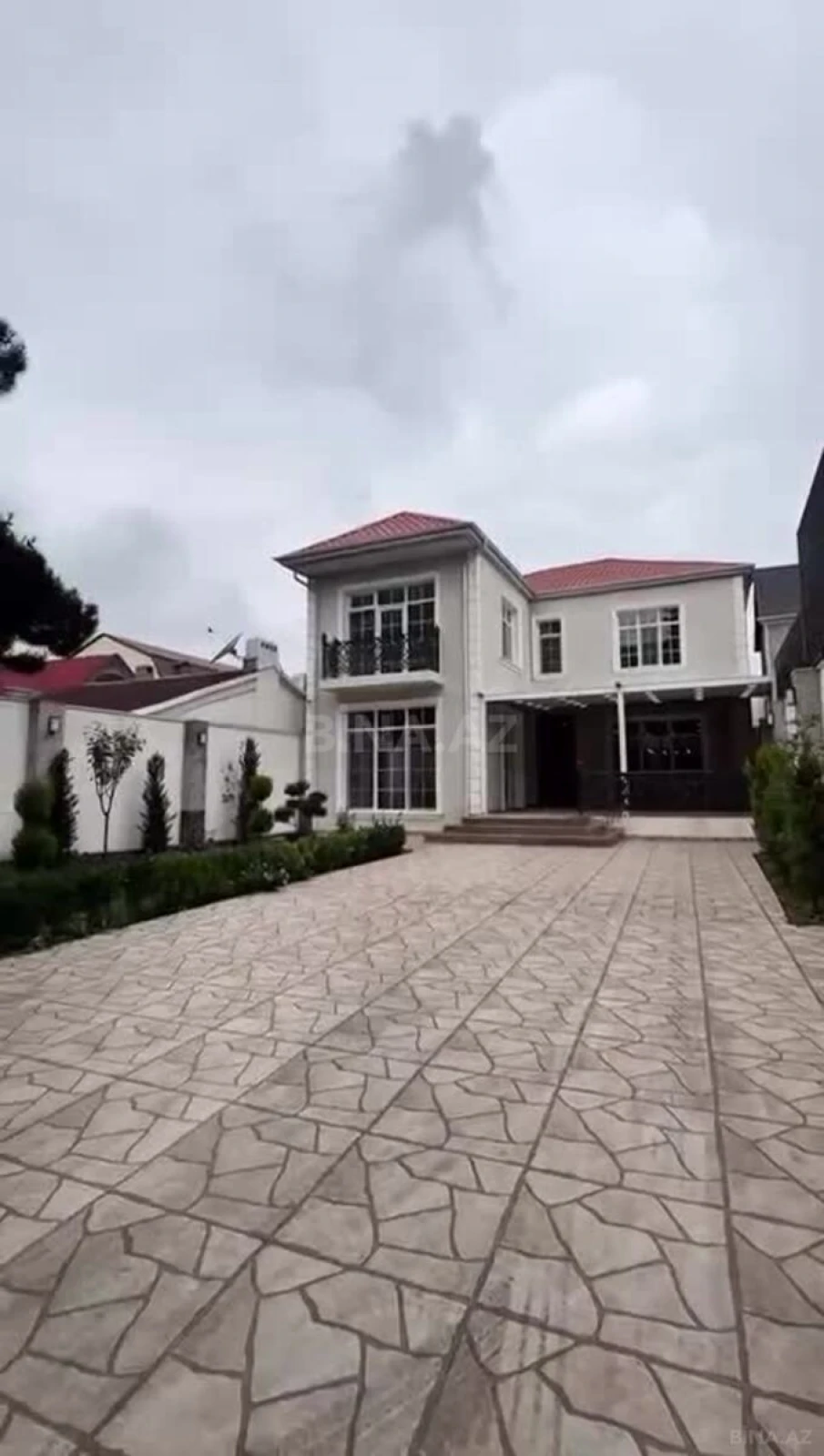 Satılır 5 otaqlı həyət evi 350 m²