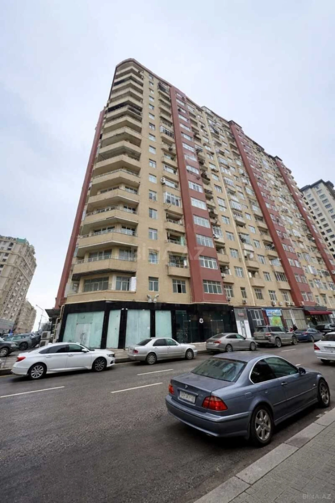 Satılır 4 otaqlı mənzil 185 m²
