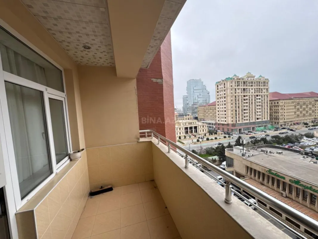 Satılır 4 otaqlı mənzil 185 m²