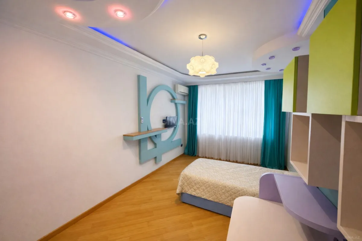 Satılır 4 otaqlı mənzil 185 m²