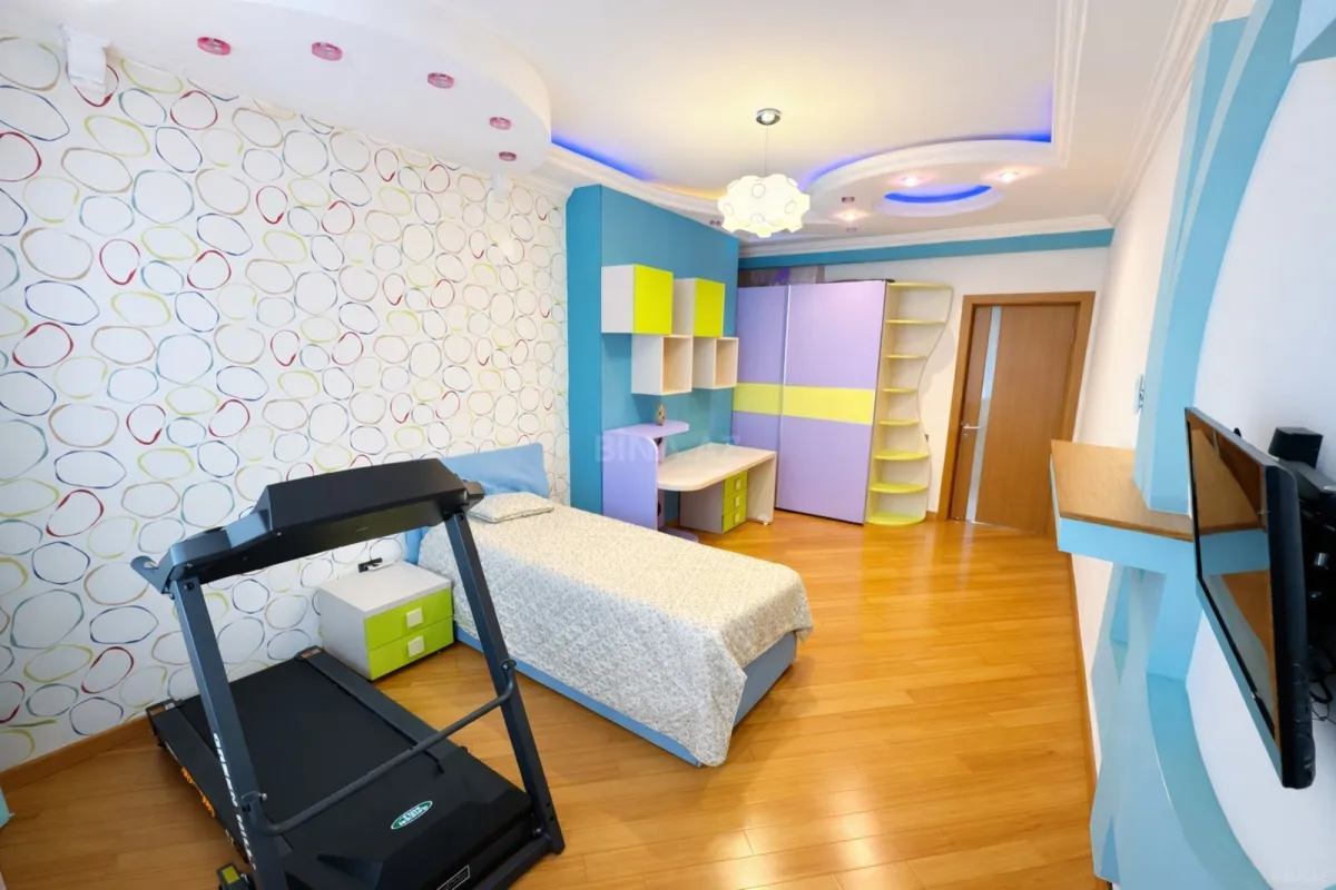 Satılır 4 otaqlı mənzil 185 m²