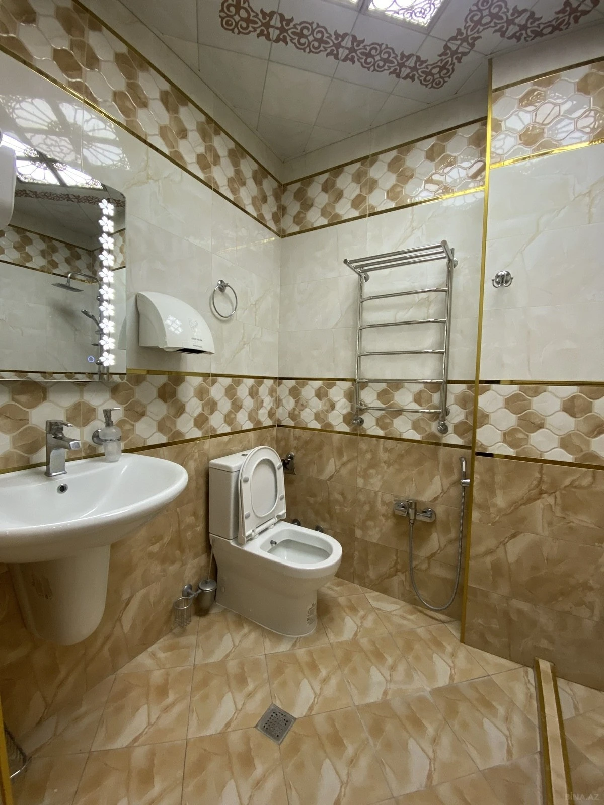 Kirayə verilir 2 otaqlı mənzil 75 m²