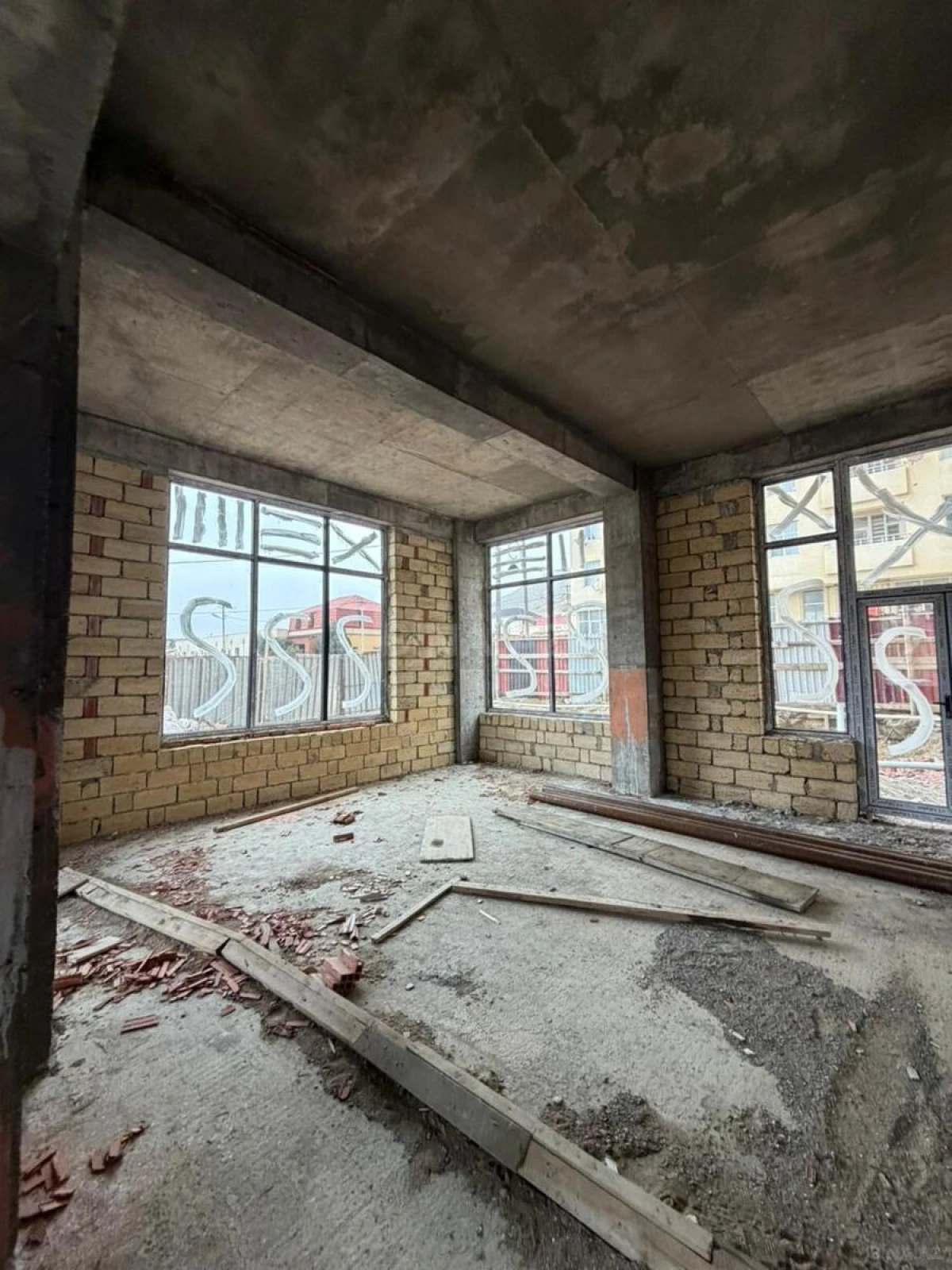 Satılır obyekt 113 m²