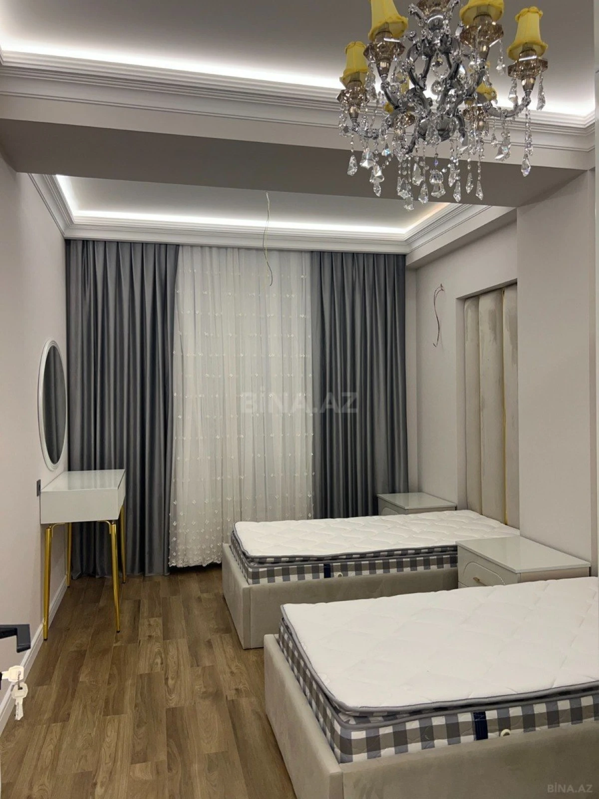 Satılır 4 otaqlı mənzil 144 m²