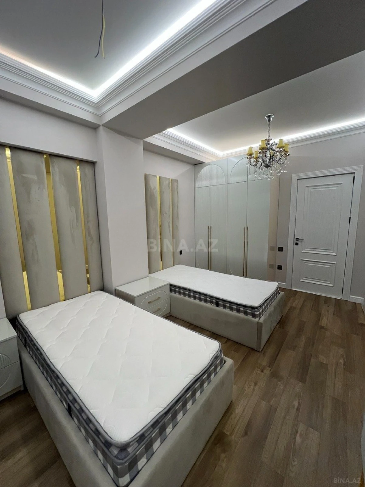 Satılır 4 otaqlı mənzil 144 m²