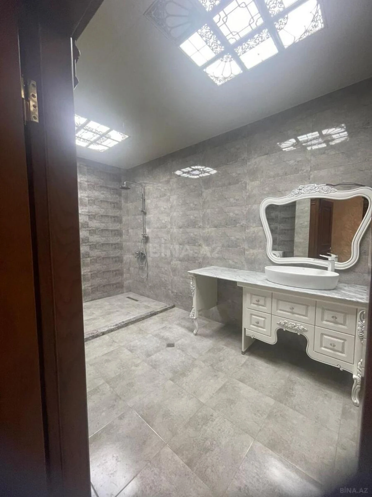 Satılır 4 otaqlı mənzil 180 m²
