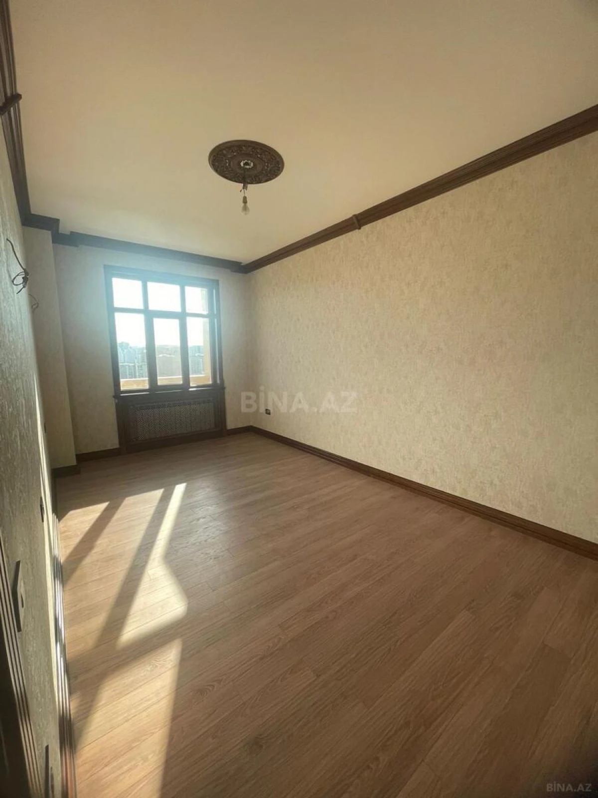 Satılır 4 otaqlı mənzil 180 m²