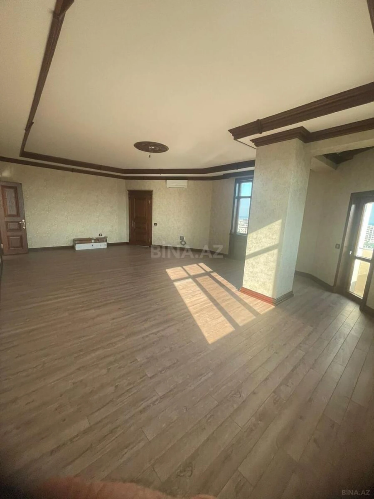 Satılır 4 otaqlı mənzil 180 m²