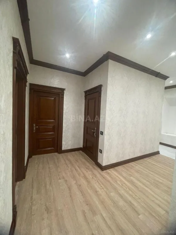 Satılır 4 otaqlı mənzil 180 m²