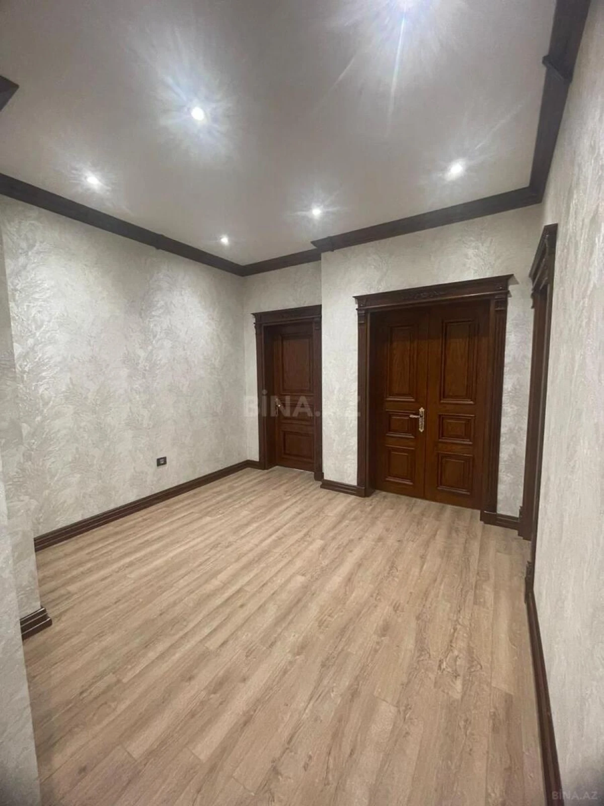 Satılır 4 otaqlı mənzil 180 m²