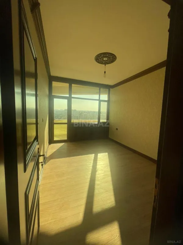 Satılır 4 otaqlı mənzil 180 m²