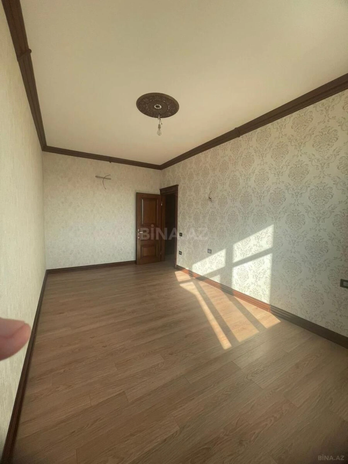 Satılır 4 otaqlı mənzil 180 m²