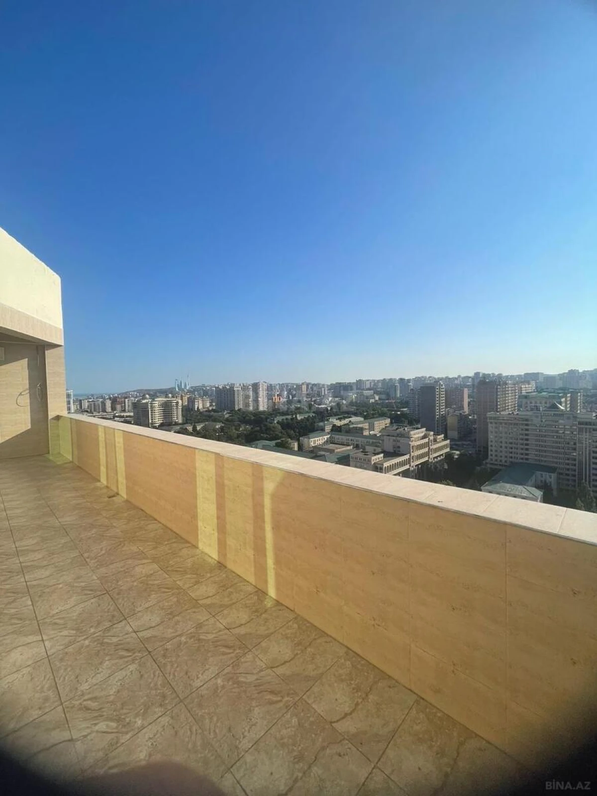 Satılır 4 otaqlı mənzil 180 m²