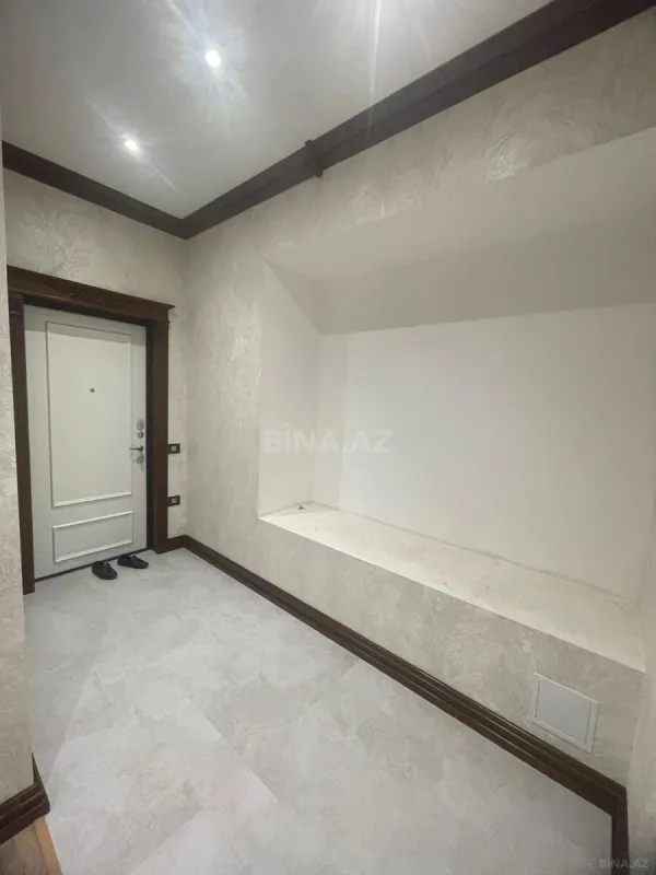 Satılır 4 otaqlı mənzil 180 m²
