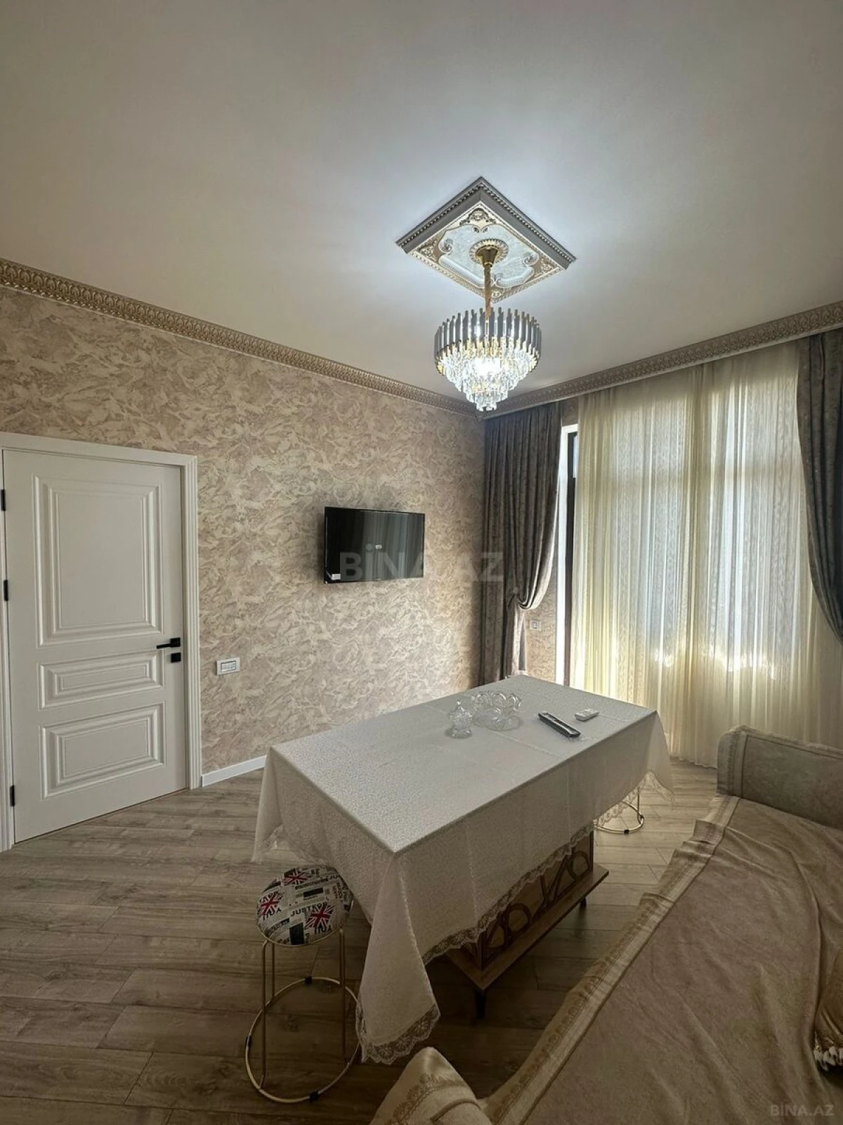 Kirayə verilir 2 otaqlı mənzil 135 m²