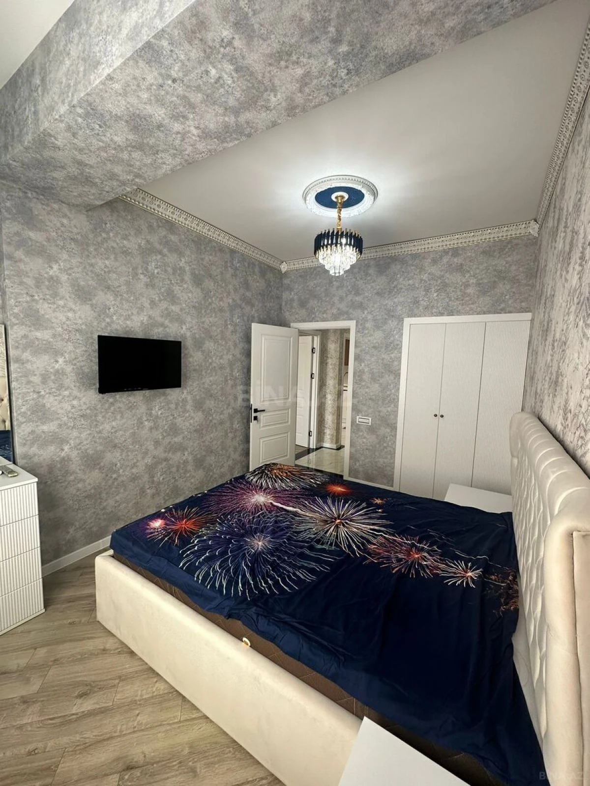 Kirayə verilir 2 otaqlı mənzil 135 m²