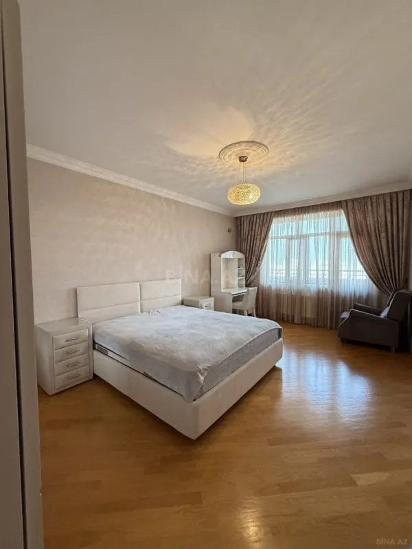 Satılır 3 otaqlı mənzil 176 m²