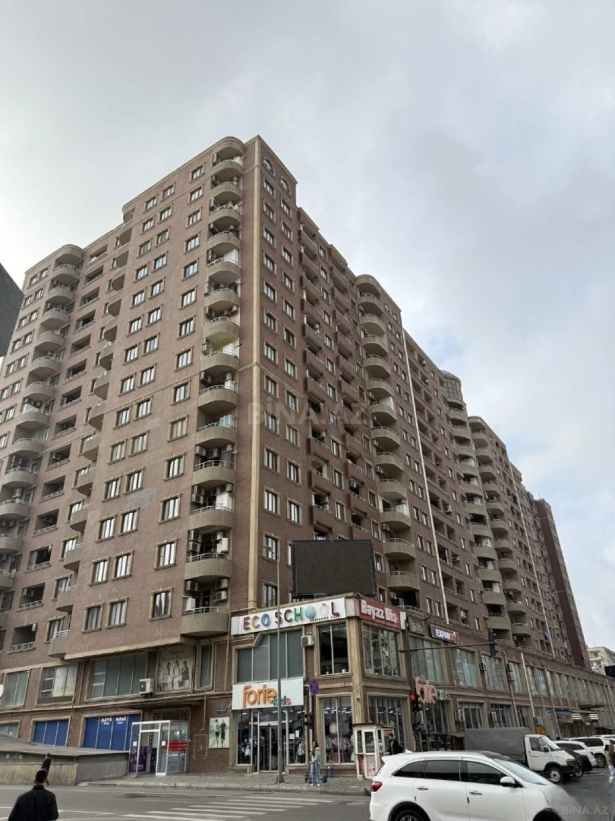 Satılır 3 otaqlı mənzil 176 m²