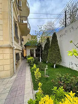 Satılır 10 otaqlı həyət evi 800 m²