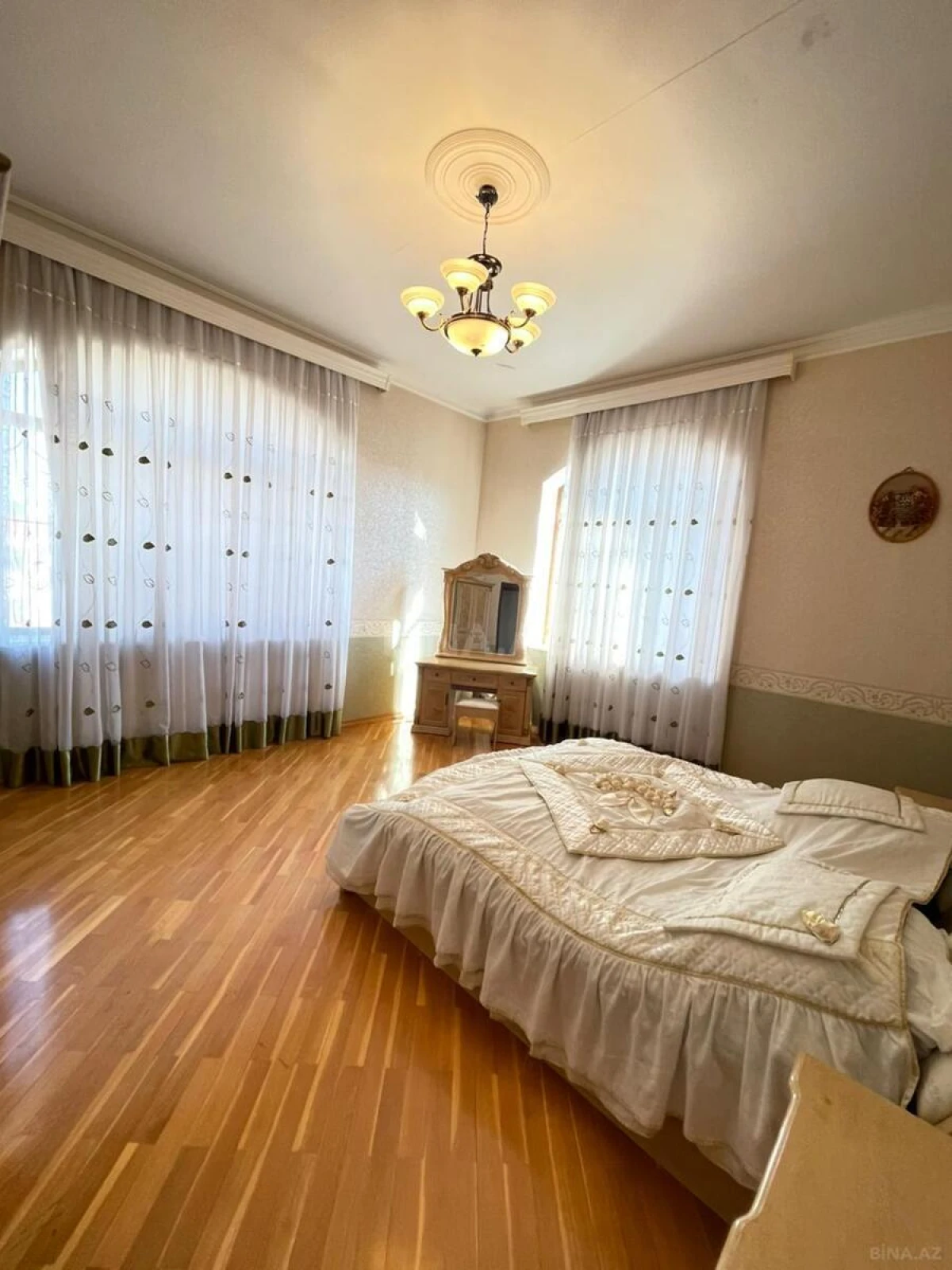 Satılır 10 otaqlı həyət evi 800 m²