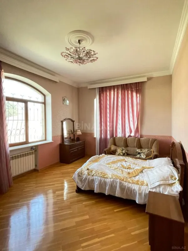 Satılır 10 otaqlı həyət evi 800 m²
