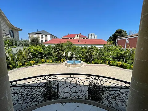 Satılır 10 otaqlı həyət evi 800 m²