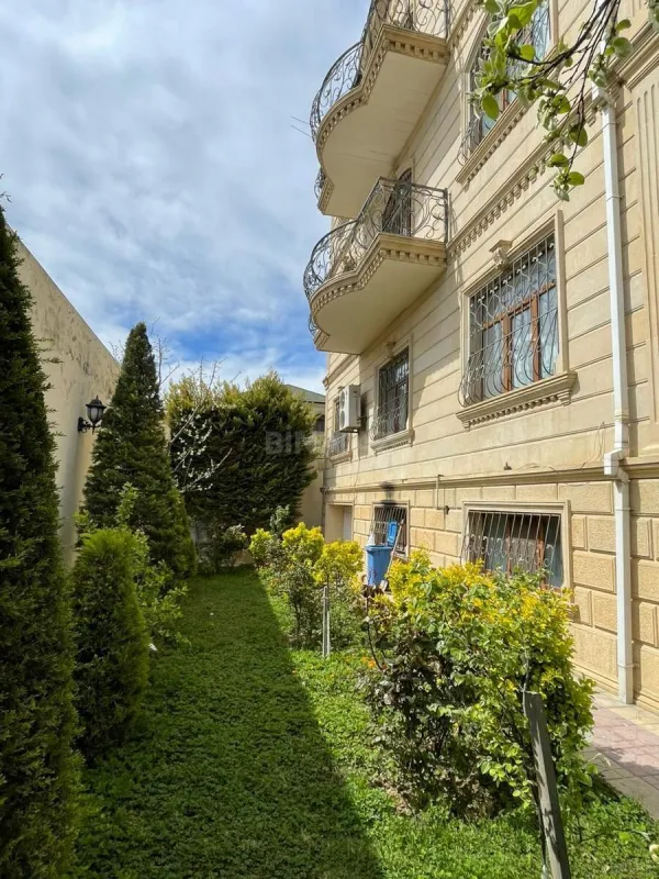 Satılır 10 otaqlı həyət evi 800 m²
