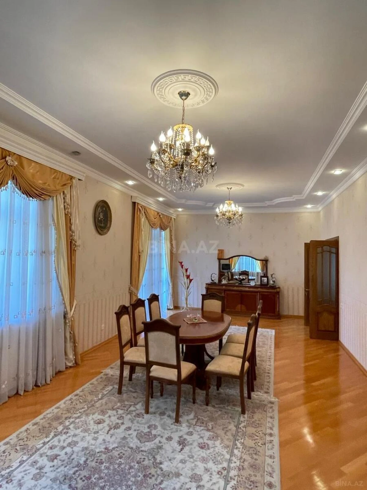 Satılır 10 otaqlı həyət evi 800 m²