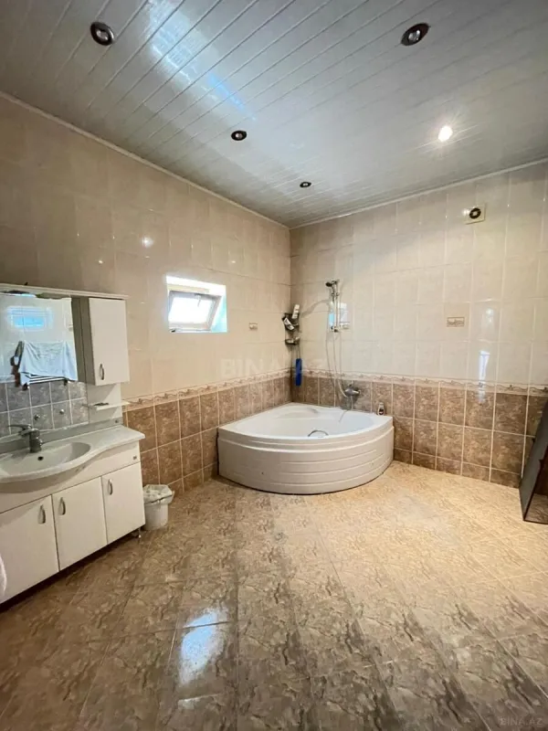 Satılır 10 otaqlı həyət evi 800 m²