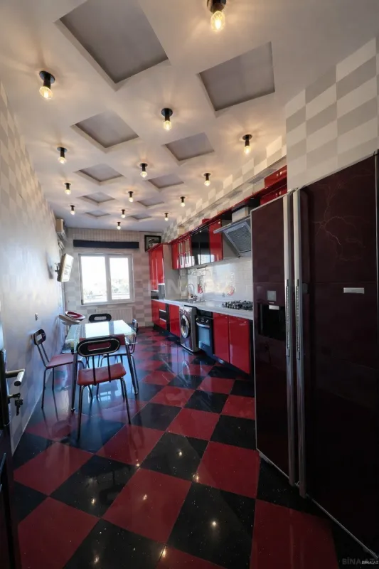 Satılır 4 otaqlı mənzil 180 m²