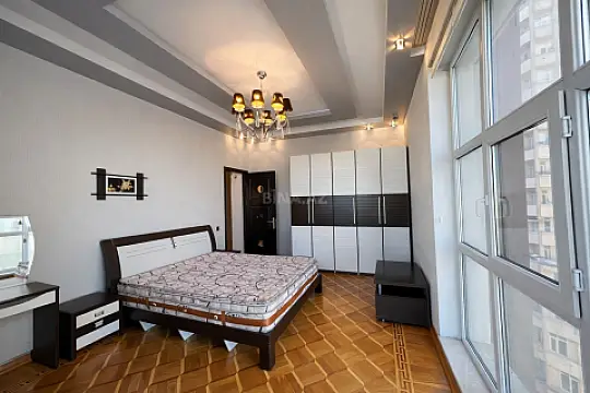 Satılır 4 otaqlı mənzil 180 m²