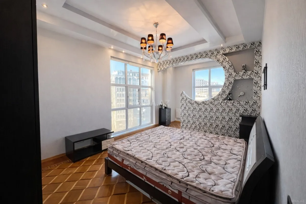 Satılır 4 otaqlı mənzil 180 m²