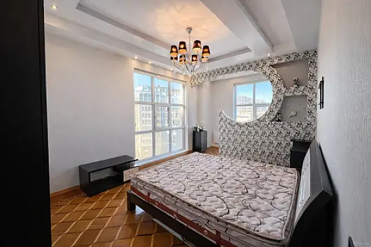 Satılır 4 otaqlı mənzil 180 m²