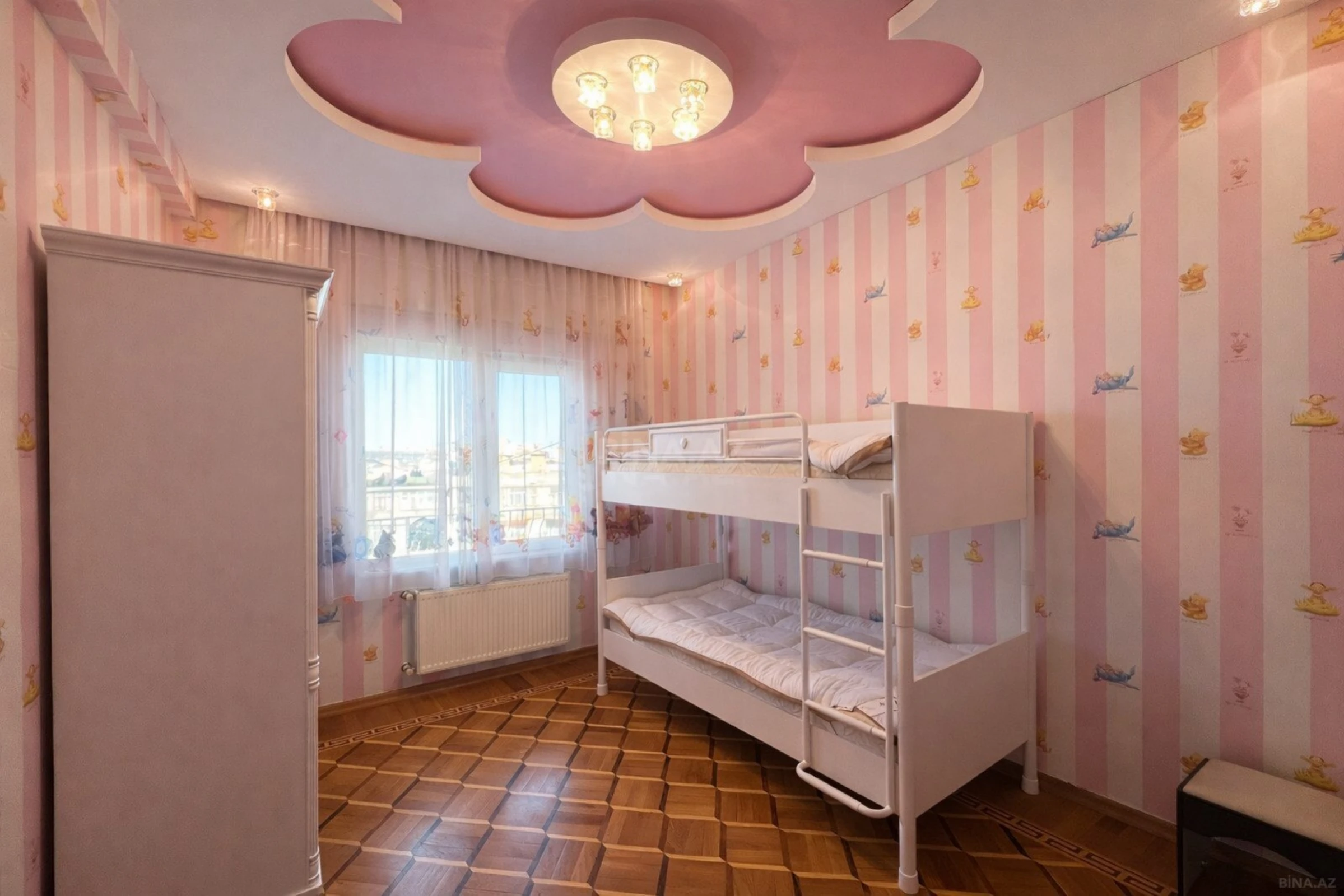 Satılır 4 otaqlı mənzil 180 m²