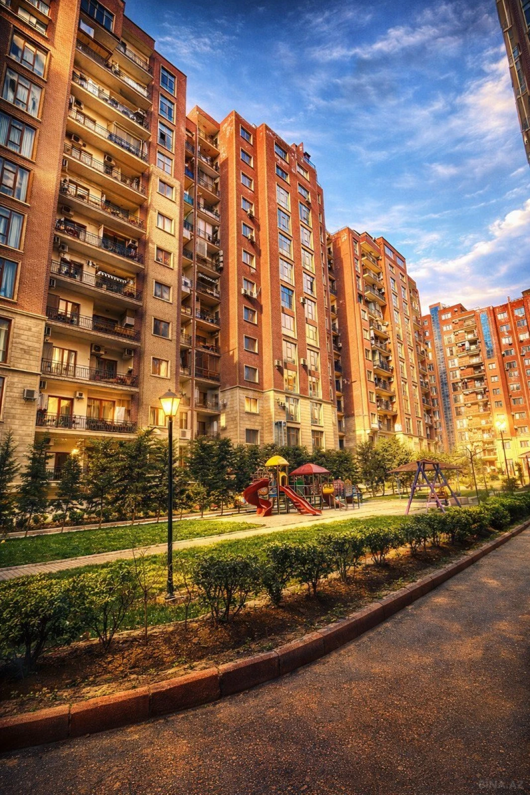 Satılır 4 otaqlı mənzil 180 m²