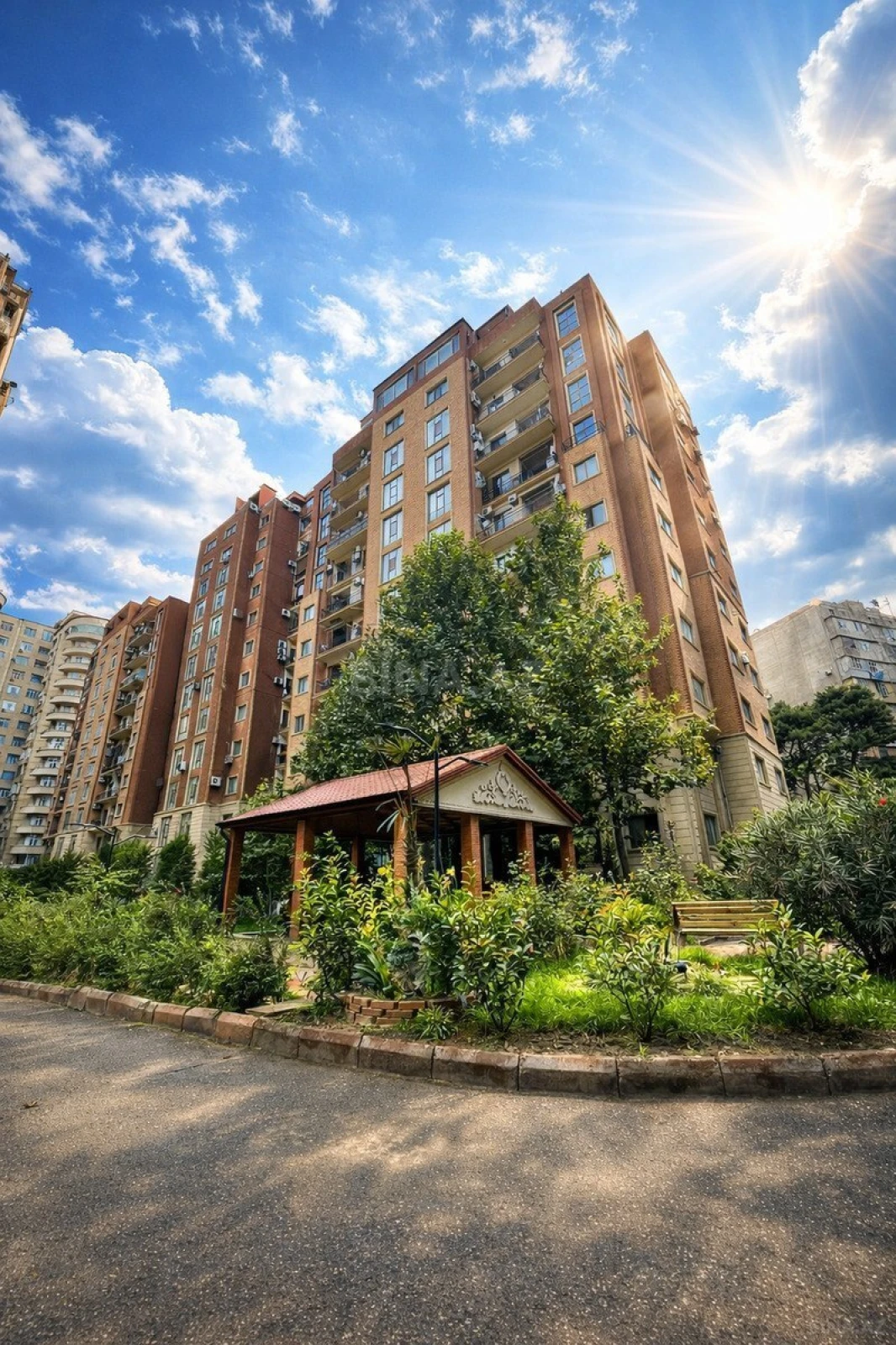 Satılır 4 otaqlı mənzil 180 m²