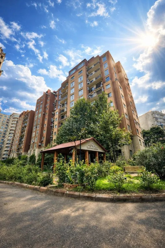 Satılır 4 otaqlı mənzil 180 m²