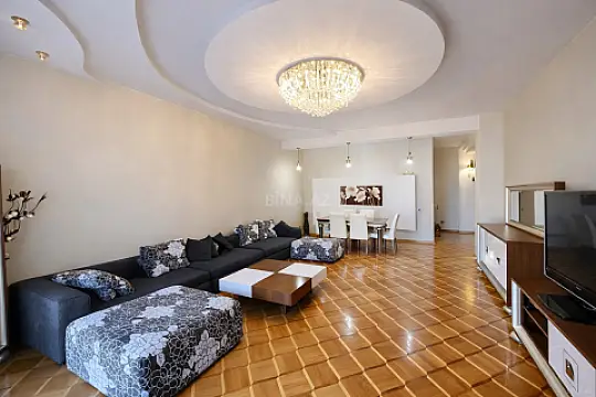 Satılır 4 otaqlı mənzil 180 m²