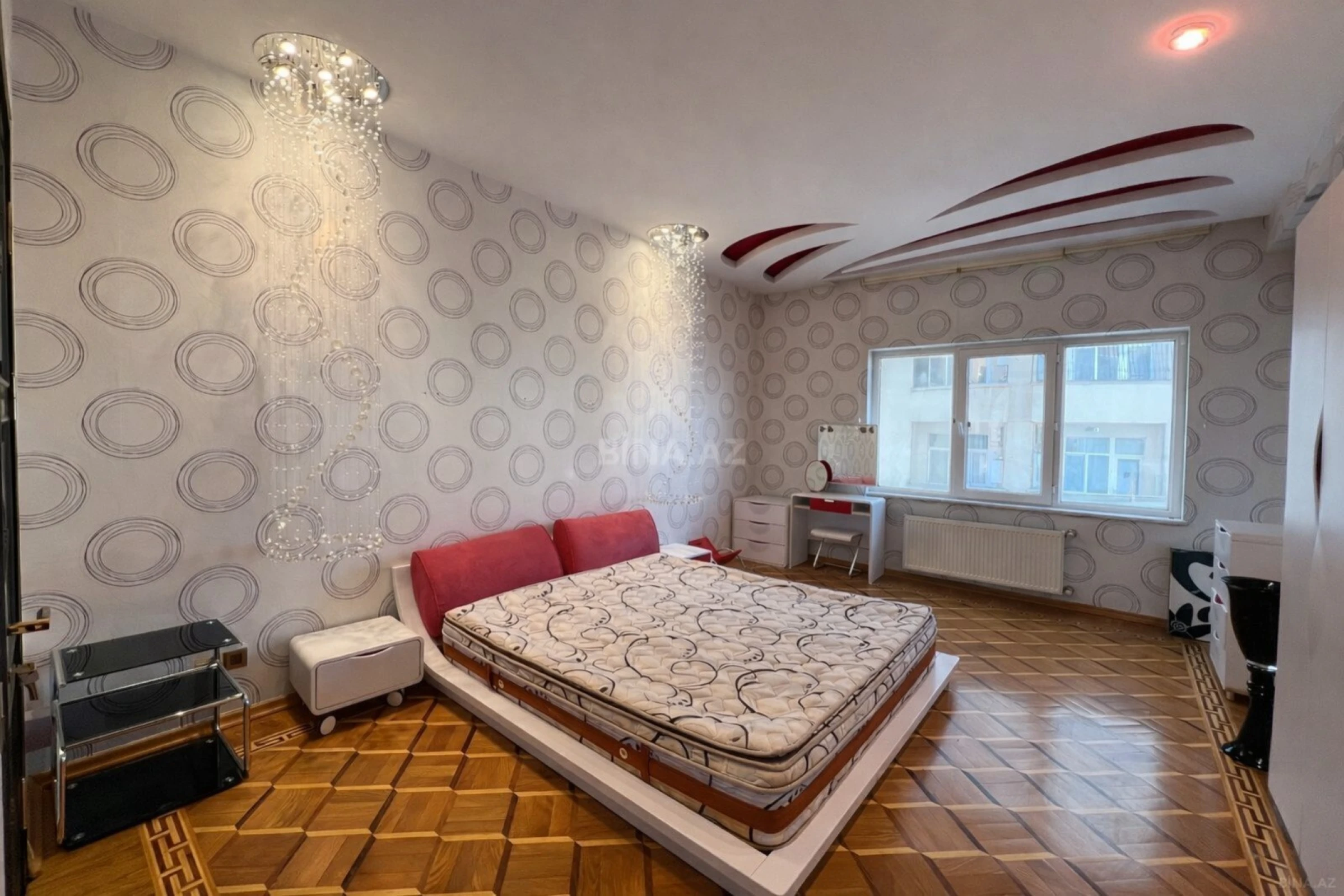 Satılır 4 otaqlı mənzil 180 m²