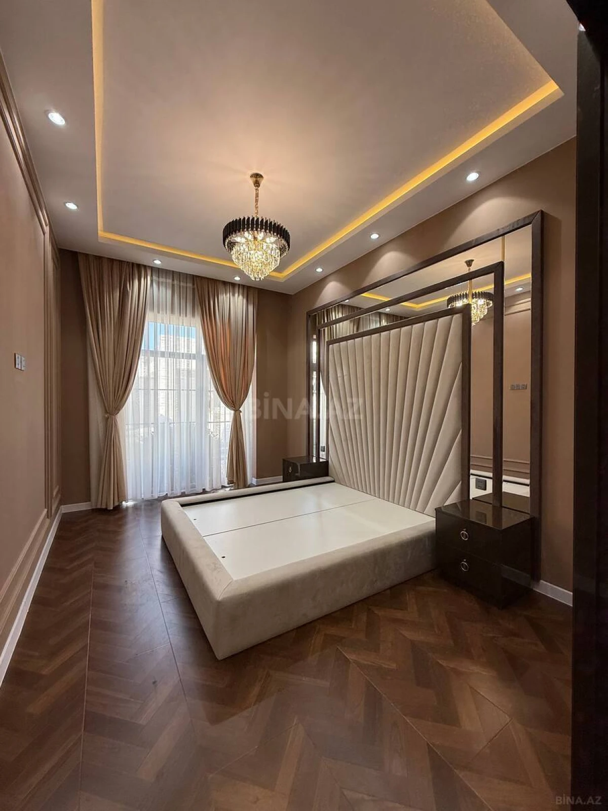 Satılır 5 otaqlı həyət evi 240 m²