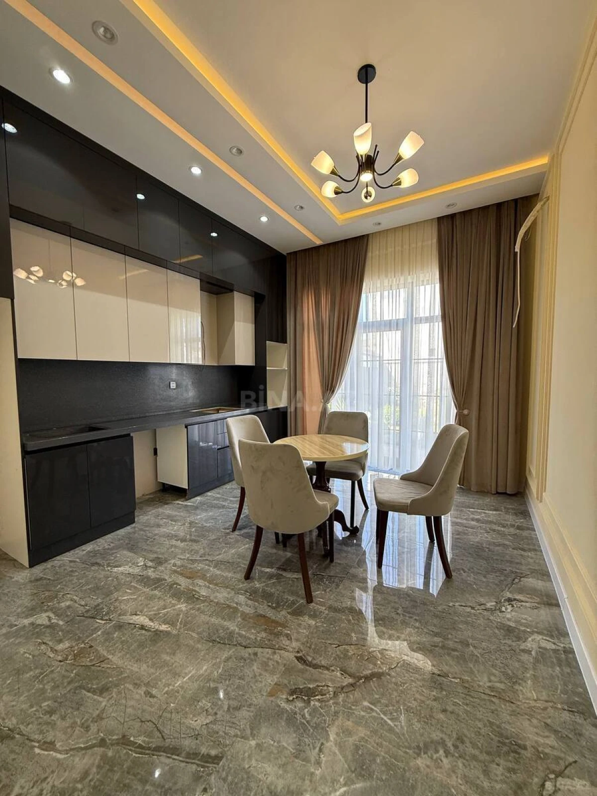 Satılır 5 otaqlı həyət evi 240 m²